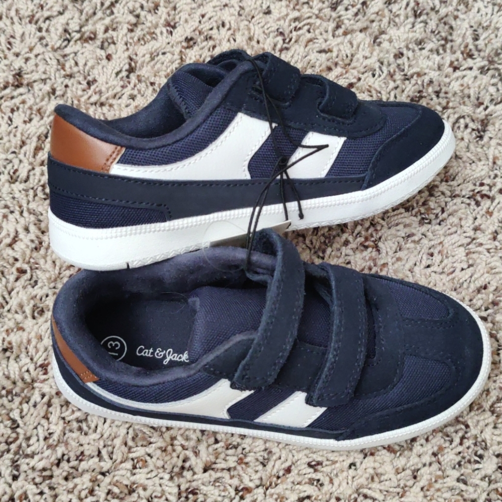 NIB Cat & Jack Navy shoes, size 13
